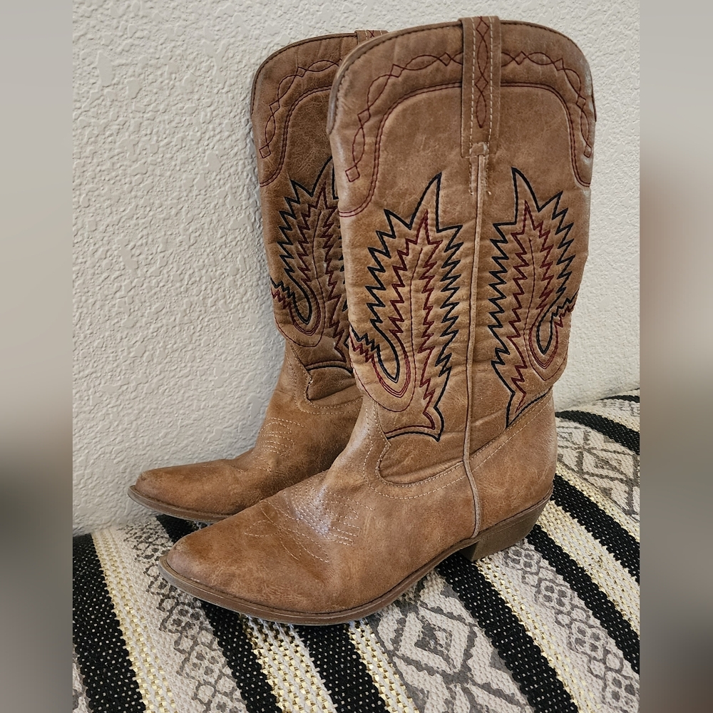 Womens country western boots. Size 8